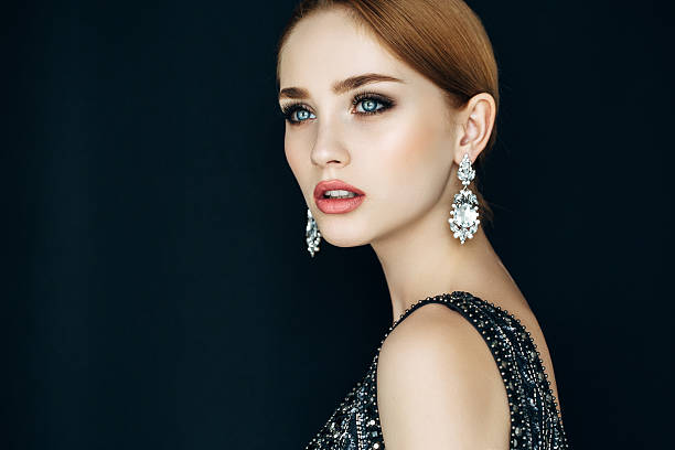 retrato de una hermosa mujer mirando con hermosas earings - jewelry fashion model women personal accessory fotografías e imágenes de stock