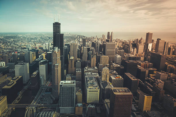 financieros distict vista aérea de chicago - desaturado fotografías e imágenes de stock