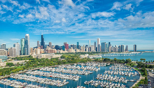 vue aérienne de la ville de chicago - chicago skyline lake nautical vessel photos et images de collection