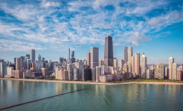 vue aérienne de la ville de chicago - chicago skyline lake nautical vessel photos et images de collection