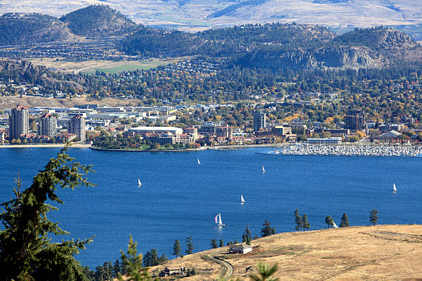 barco no lago okanagan kelowna, bc, no outono - kelowna okanagan scenics okanagan valley - fotografias e filmes do acervo