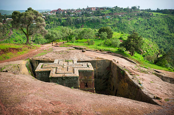 церковь св. георгия (ставка giyorgis) в lalibela, эфиопия - rock hewn church стоковые фото и изображения