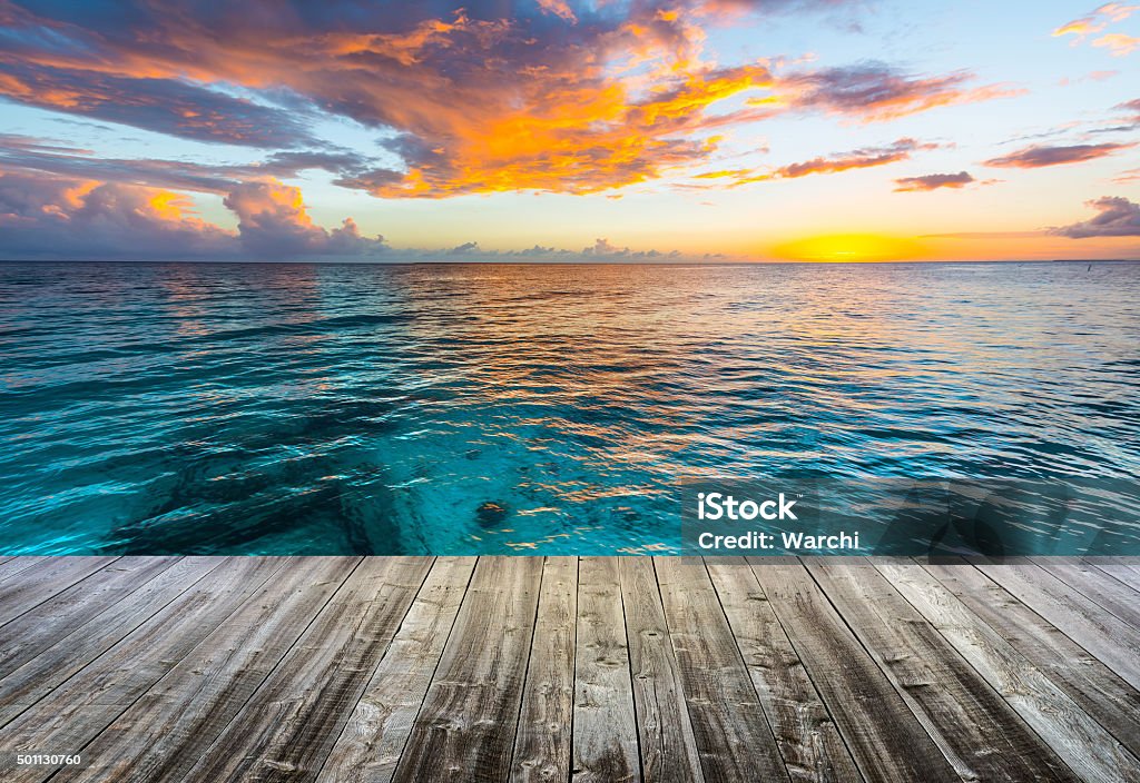 Terrasse en bois à la mer des Caraïbes au coucher du soleil - Photo de Port de commerce libre de droits