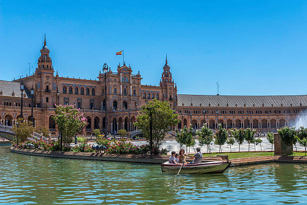 łodzie na plaza españa - plaza de espana seville victorian architecture architectural styles zdjęcia i obrazy z banku zdjęć