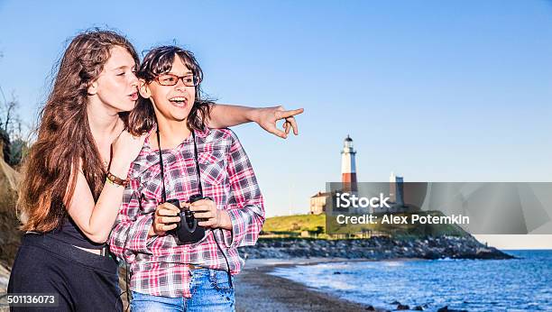 Dwie Siostry Nastolatek Dziewczyny Przeglądanie Ocean Z Dwojga Oczu - zdjęcia stockowe i więcej obrazów 14-15 lat