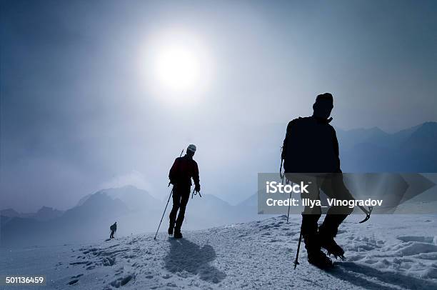 Team Der Bergsteiger Auf Dem Mountainpass Stockfoto und mehr Bilder von Berg - Berg, Klettern, Schnee