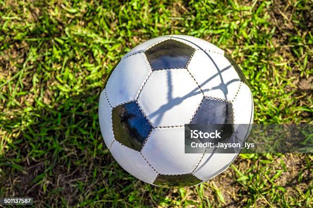 Pallone Da Calcio - Fotografie stock e altre immagini di Adulto - Adulto, Calcio - Sport, Calcio d'inizio