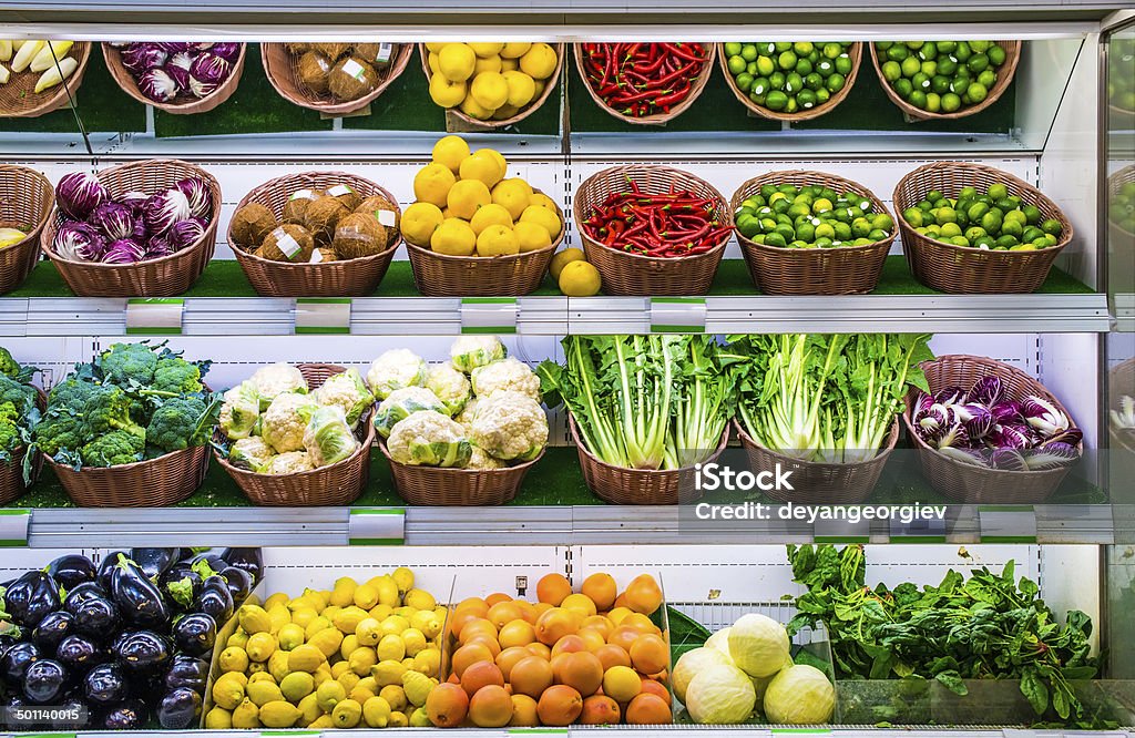 Frutas y verduras en un supermercado - Foto de stock de Supermercado libre de derechos