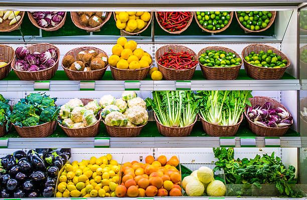 frutas y verduras en un supermercado - pasillo objeto fabricado fotografías e imágenes de stock