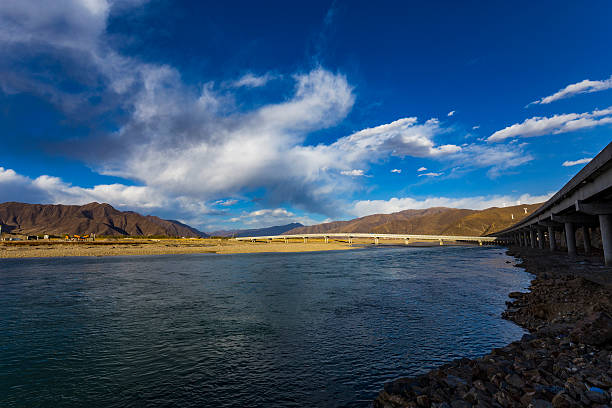 tibet landschaft, tibet, china. - sunrise tranquil scene blue plateau stock-fotos und bilder