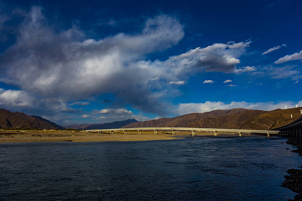 tibet landschaft, tibet, china. - sunrise tranquil scene blue plateau stock-fotos und bilder