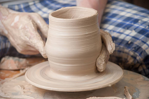 손을 선으로나 potter - shaping clay 뉴스 사진 이미지