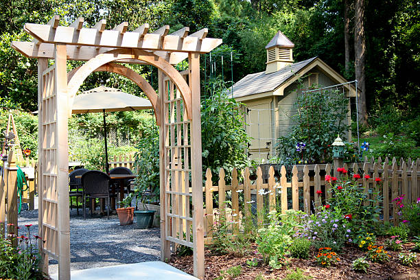 ingresso potting shed e giardino - fence formal garden gardening ornamental garden foto e immagini stock