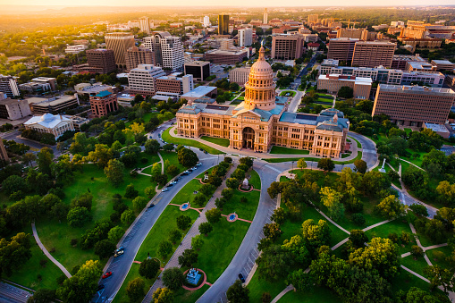 Edificio del Capitolio, vista aérea del horizonte al atardecer, Austin, Texas, la Capital del Estado de Texas photo