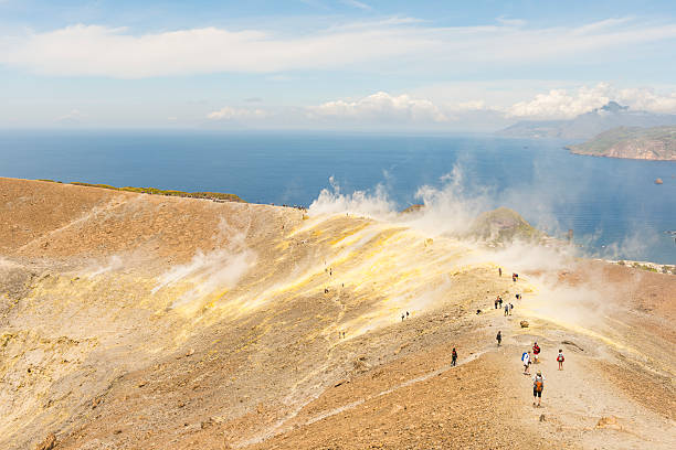 dampf krater, vulcano, sizilien, italien - ätna stock-fotos und bilder