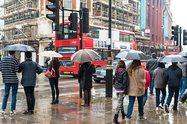 pioggia di londra - london in the rain foto e immagini stock