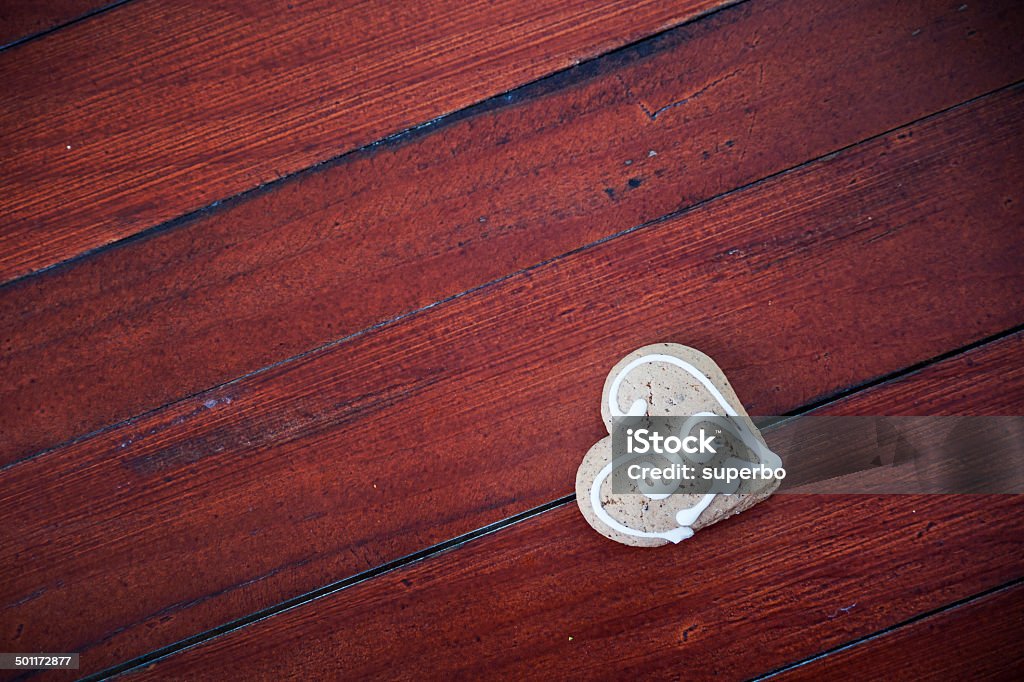 cookies de forma de corazón sobre fondo de madera. - Foto de stock de Al horno libre de derechos