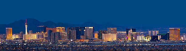 las vegas, nevada, panorama del horizonte por la noche - las vegas metropolitan area hotel built structure tourist resort fotografías e imágenes de stock