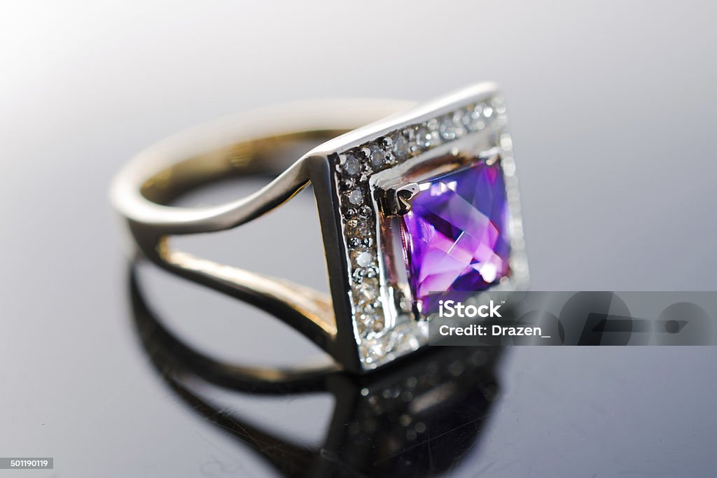 Mujeres de anillo con púrpura ruby y piedras amethyst - Foto de stock de Cristal - Estructura física libre de derechos