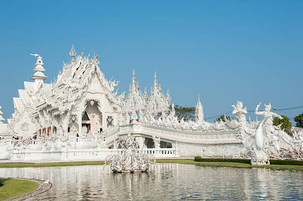 wat rong khun (weißer tempel), chiang rai -thailand - rong river khun wat thailand stock-fotos und bilder