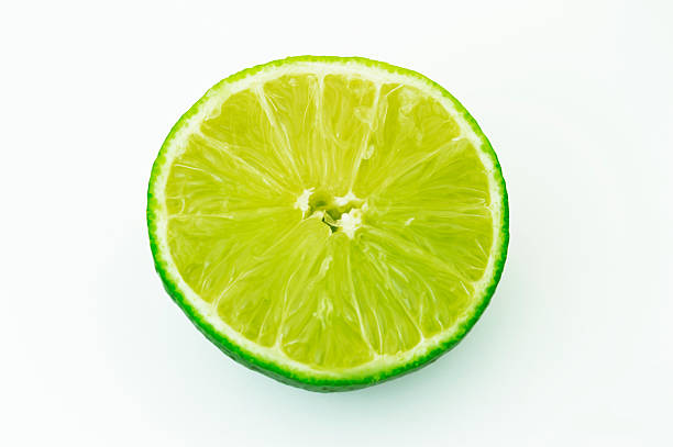 zitrus-lindgrün obst half, isoliert auf weißem hintergrund - lemon lime lyme regis vegetable stock-fotos und bilder
