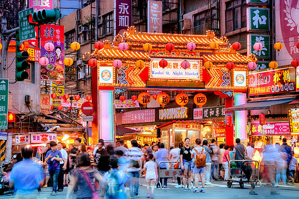 raohe mercado de rua de noite de taipei-taiwan. - taipei imagens e fotografias de stock