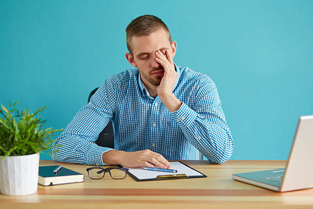 empresário coçar os olhos - human eye tired rubbing businessman imagens e fotografias de stock