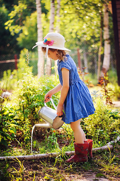 dziecko dziewczynka woda kwiaty na lato ogród, little helper (pomocnik - bush child gardening sunlight zdjęcia i obrazy z banku zdjęć