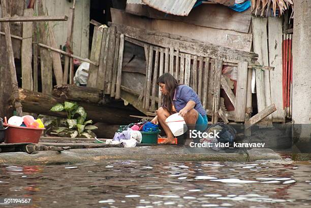 Mulher Lava Roupas Na Água Street De Belen Iquitosperukgm Peru - Fotografias de stock e mais imagens de Pobreza - Questão Social