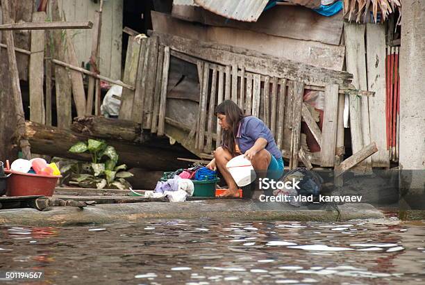 Женщина Краски Одежды На Воде Улице В Белен Iquitos Peru — стоковые фотографии и другие картинки Бедность