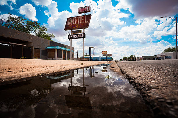 motel abandonné sur la route 66, é.-u. - texas blues photos et images de collection