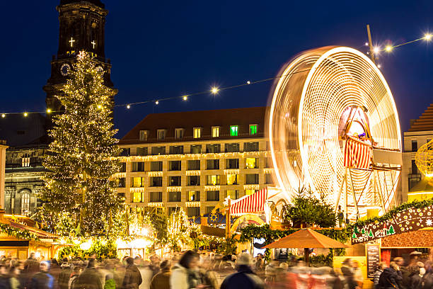 ドレスデンでのクリスマスマーケット - warsaw old town square ストックフォトと画像