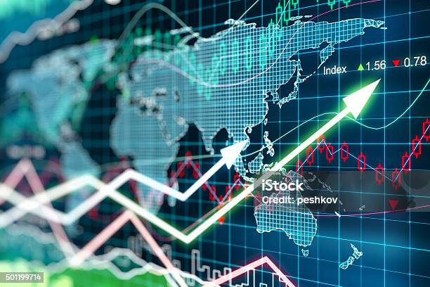 Grafico Di Affari Con La Mappa Del Mondo E Frecce Luminescenti - Fotografie stock e altre immagini di Azioni e partecipazioni