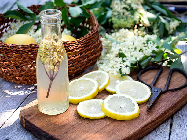 Holundertee-Saft und alle Zutaten – Foto