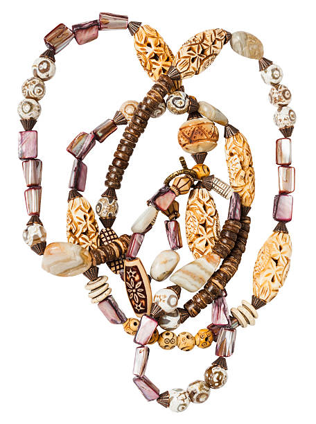 絡まったネックレスで、ココナッツためのうビーズ、ナクレ（パール） - animal bone stone necklace bead ストックフォトと画像