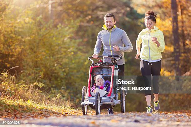 Junge Familie Laufen Stockfoto und mehr Bilder von Familie - Familie, Fitnesstraining, Rennen - Körperliche Aktivität