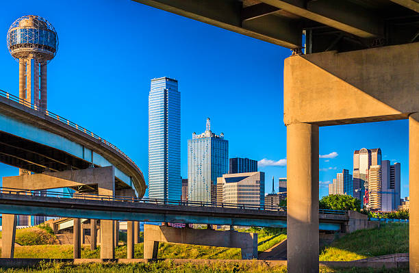 ダラスの街並みの道路やハイウェイの陸橋と街並み、高層ビル - highway overpass texas multiple lane highway ストックフォトと画像