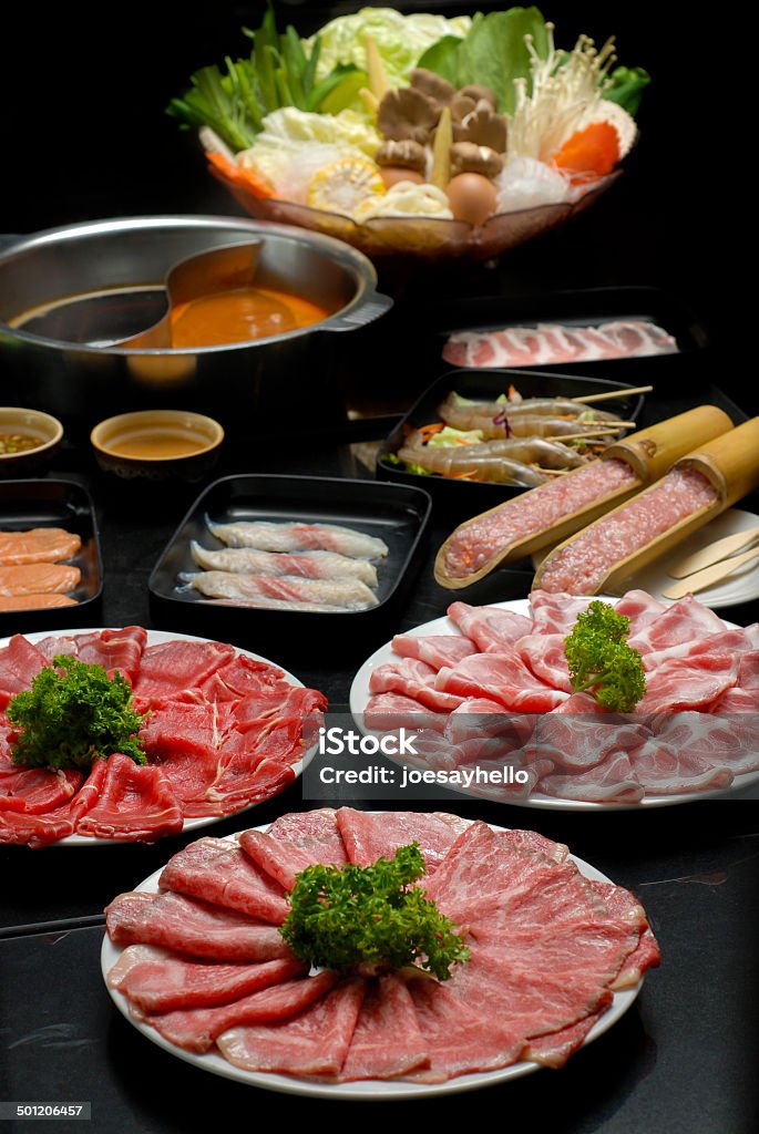 Sukiyaki frischem Rindfleisch-Schweinefleisch Scheiben und Gemüse - Lizenzfrei Fische und Meeresfrüchte Stock-Foto