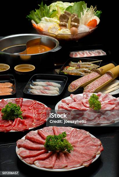 Sukiyaki Fatias De Carne De Porco Fresca E Legumes - Fotografias de stock e mais imagens de Marisco - Marisco, Shabu Shabu, Sukiyaki