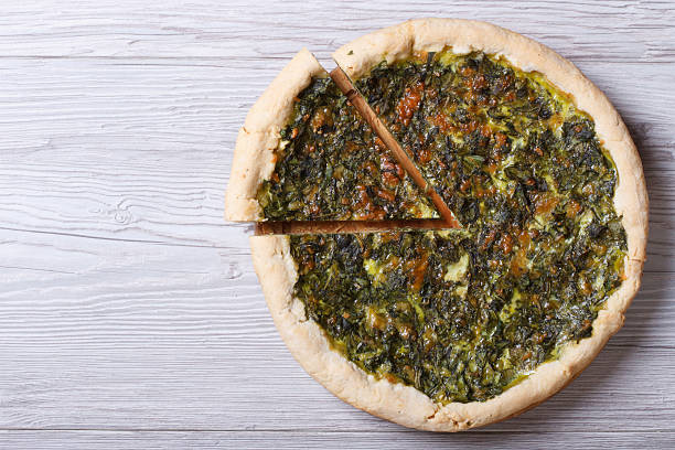 открытый пирог с травами, сыр и шпинат вид сверху - pie spinach spanakopita filo pastry стоковые фото и изображения