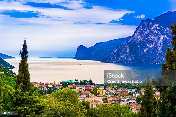 Riva Del Garda Mountain Lake Jezioro Garda - zdjęcia stockowe i więcej obrazów Alpy - Alpy, Badanie, Bez ludzi