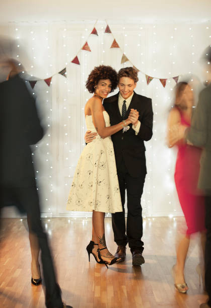 Pareja Bailando En La Pista De Baile Foto de stock y más banco de imágenes de Baile de estudiantes de secundaria - Baile de estudiantes de secundaria, Bailar, Parejas - iStock Pareja Bailando En La Pista De Baile Foto de stock y más banco de imágenes de Baile de estudiantes de secundaria - Baile de estudiantes de secundaria, Bailar, Parejas - iStock