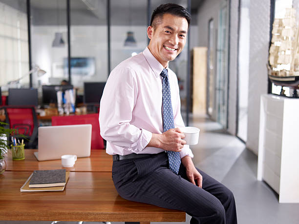 retrato de um executivo de negócios asiáticos feliz no escritório - korean culture fotos imagens e fotografias de stock