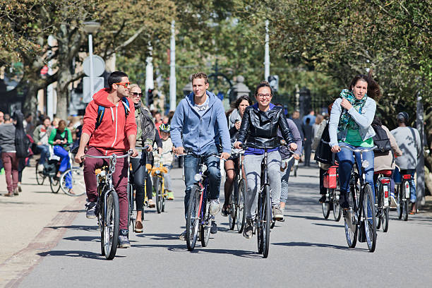 группа велосипедистов повеселиться в vondelpark, amsterdam - bicycle lane стоковые фото и изображения