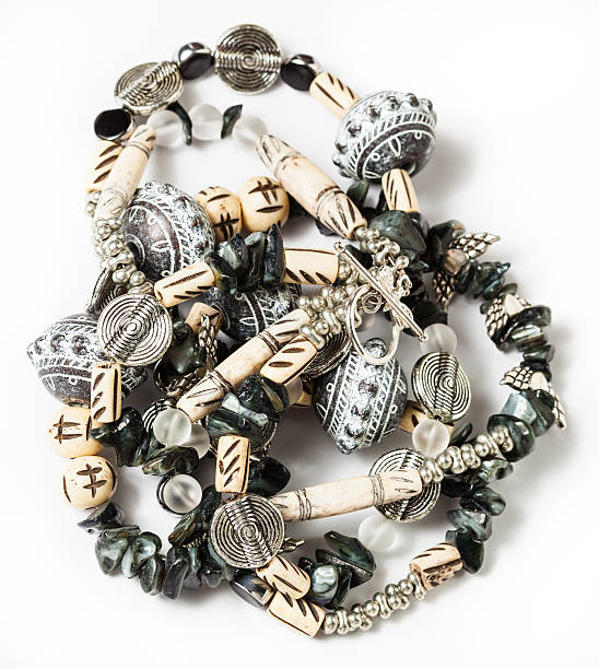 絡まったネックレスで coquina 、ガラスビーズ - animal bone stone necklace bead ストックフォトと画像