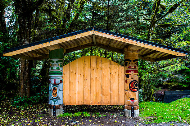 haida de dazu - native american statue wood carving imagens e fotografias de stock