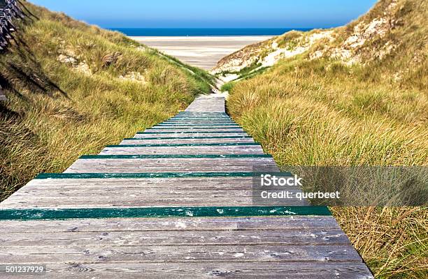 Lange Hölzerne Brücke In Amrum Stockfoto und mehr Bilder von Anhöhe - Anhöhe, Blau, Bootssteg