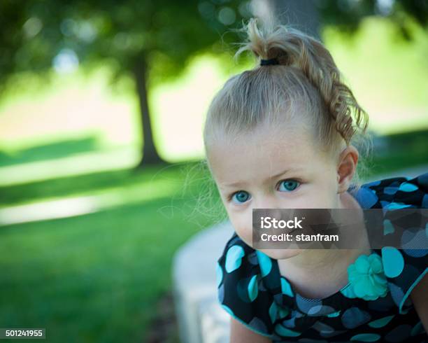 Маленькая Девочка С Голубыми Глазами Глядя В Камеру — стоковые фотографии и другие картинки 2-3 года