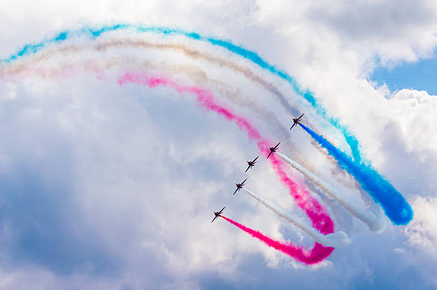 royal air force red arrows visualizzare team - air force teamwork fighter plane airplane foto e immagini stock