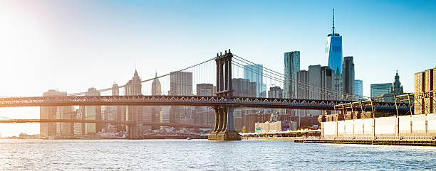 ponte de manhattan ao pôr do sol com manhattan e wall street - manhattan bridge imagens e fotografias de stock